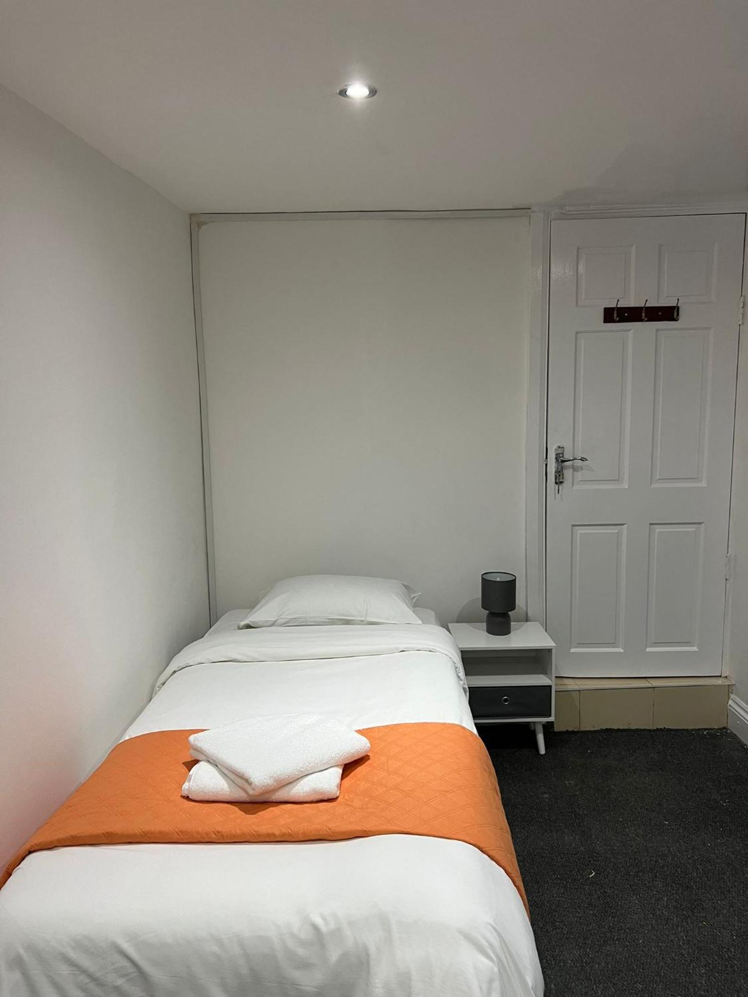 Ferienwohnung Starlet Manor Park London Exterior foto